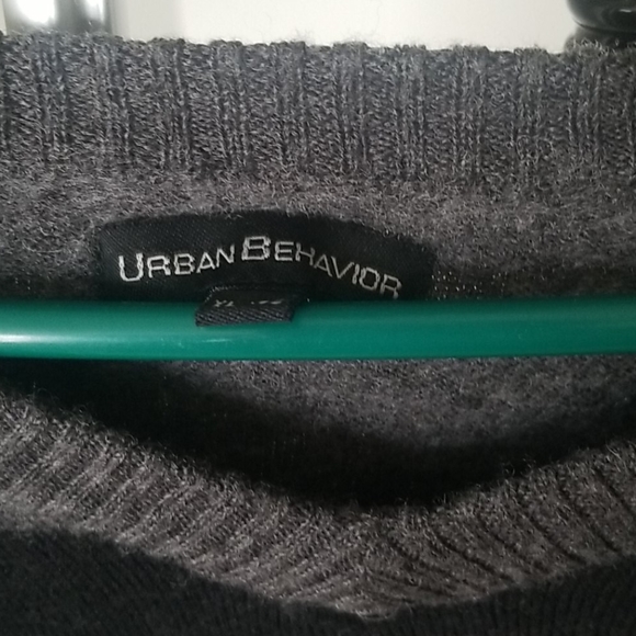 V neck sweater - Picture 3 of 3